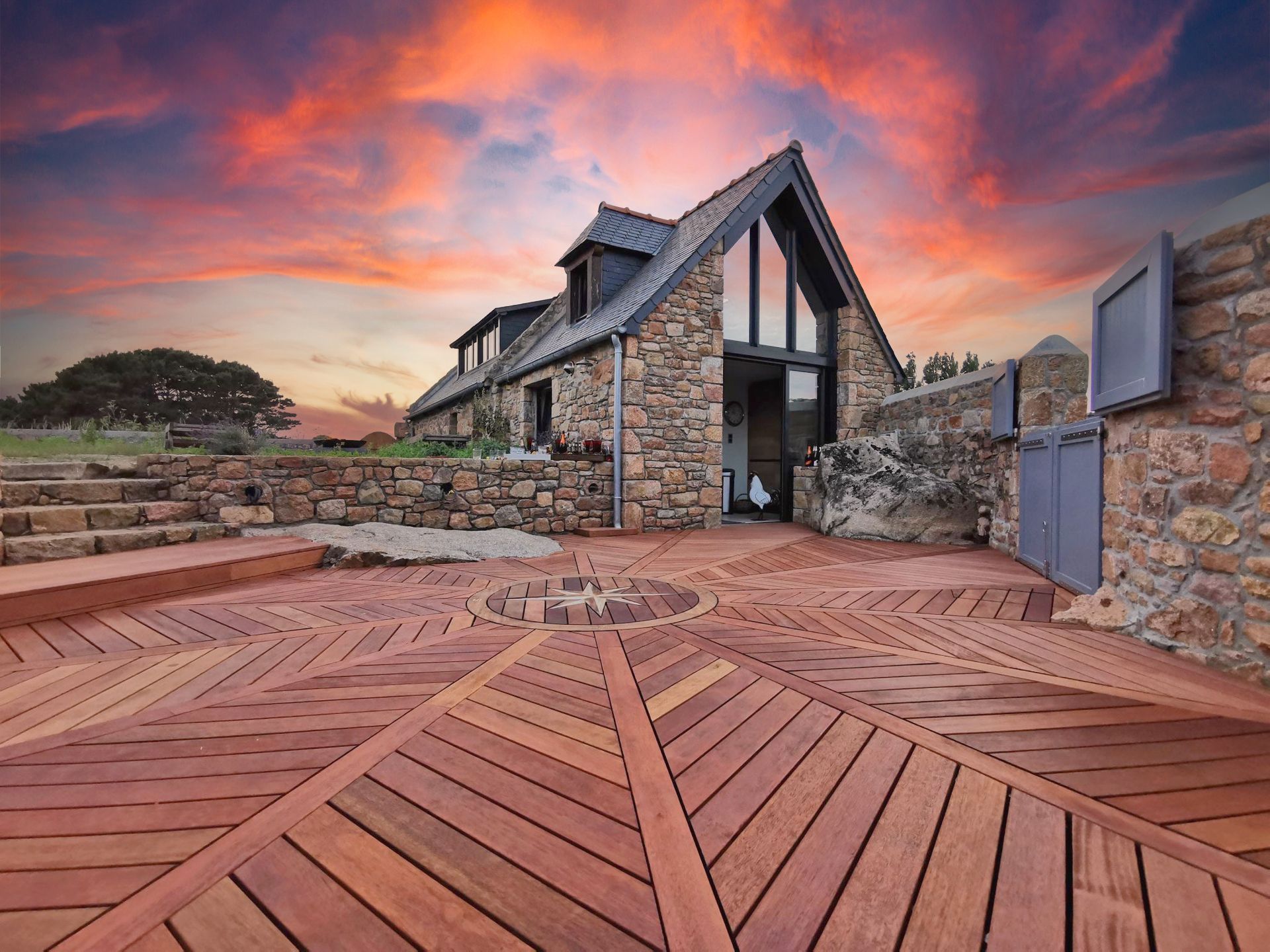 Maison en pierre avec terrasse en bois.