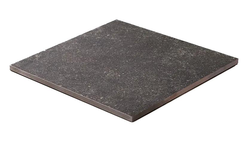 Carreau carré gris foncé à surface mouchetée et bords biseautés.