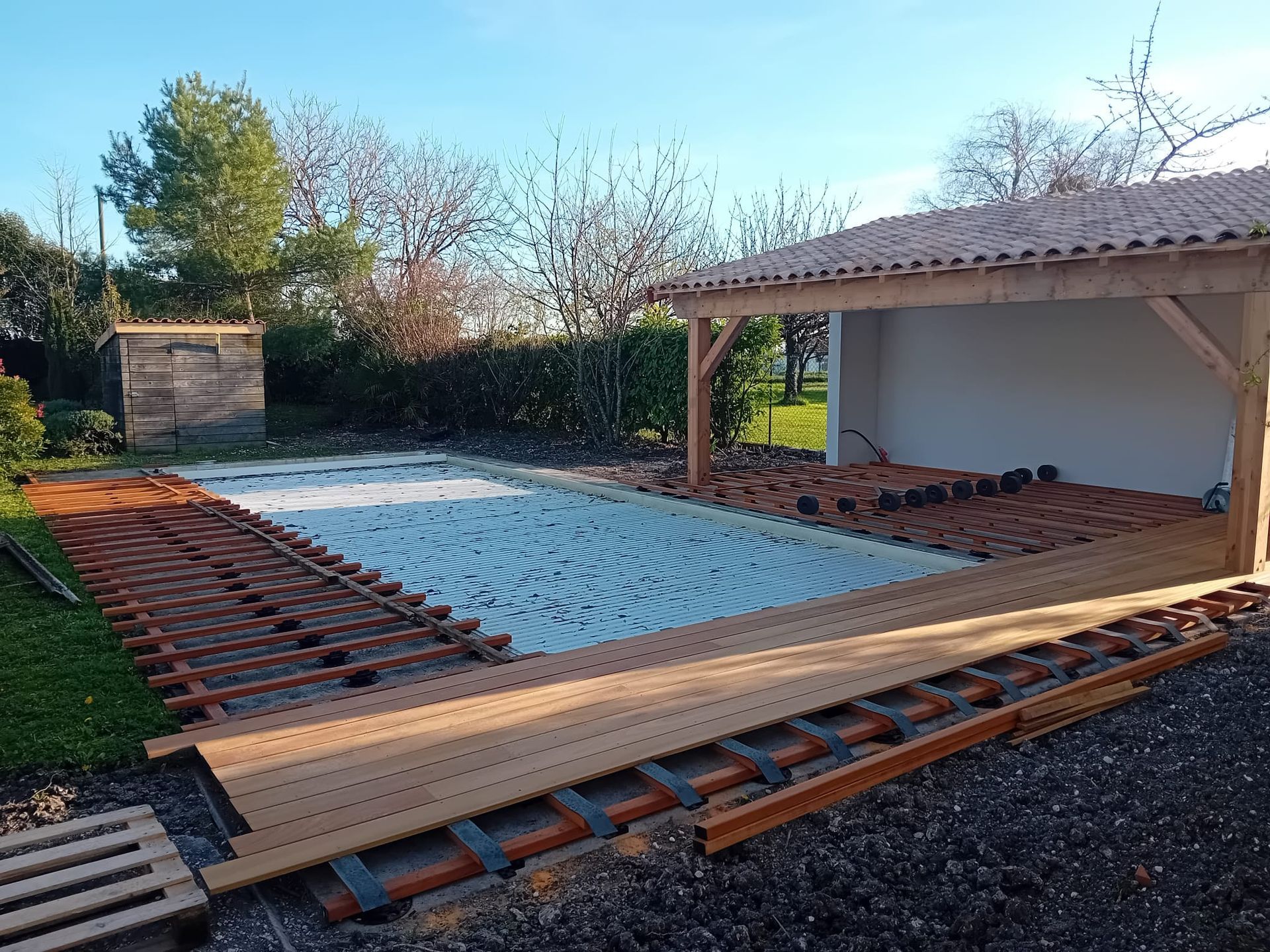 Construction d'une terrasse autour d'une piscine, avec un revêtement de sol.