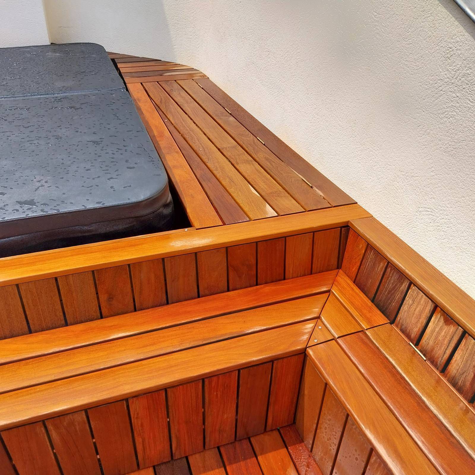 Bain à remous en bois avec marches en bois intégrées.