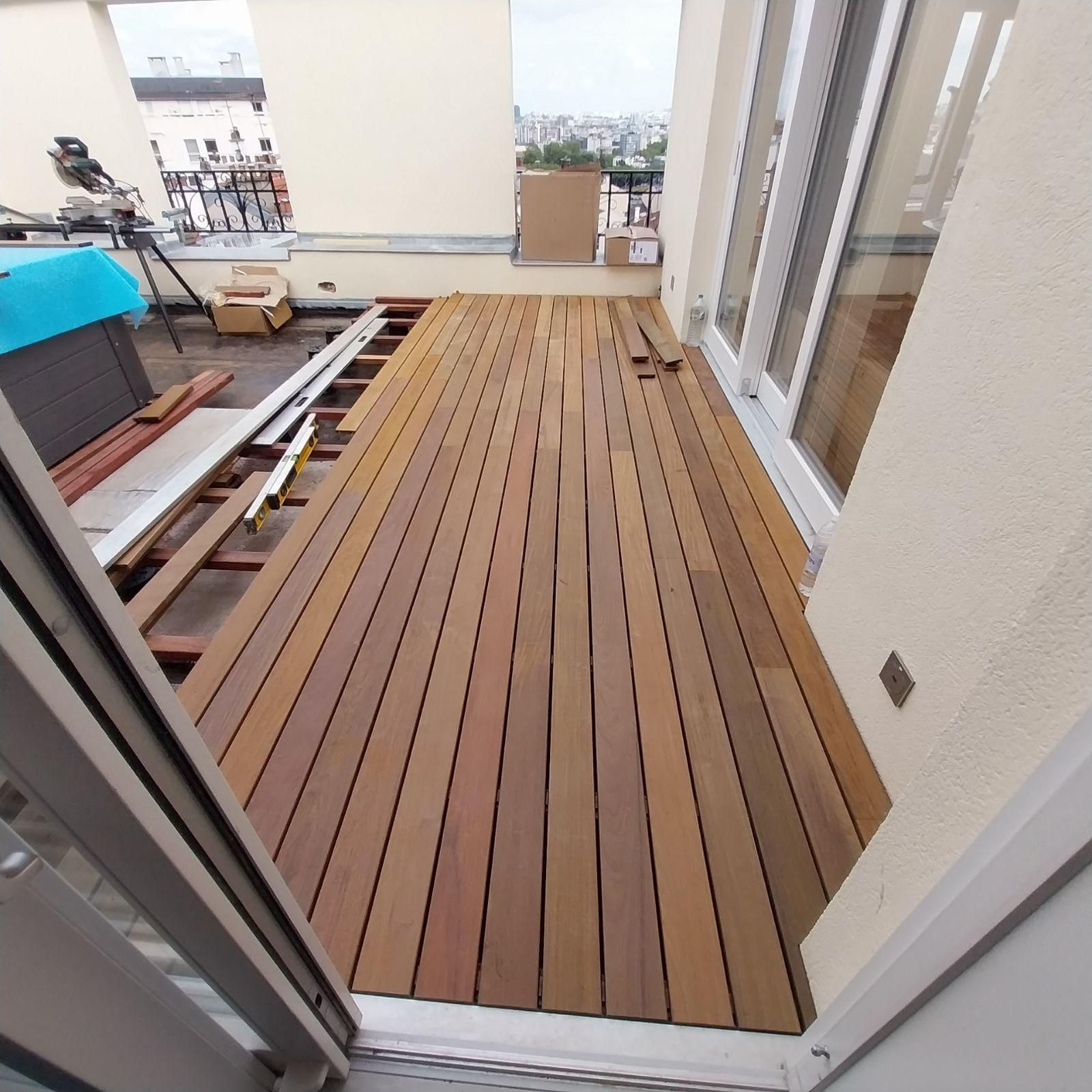 Installation d'une terrasse en bois sur un balcon.