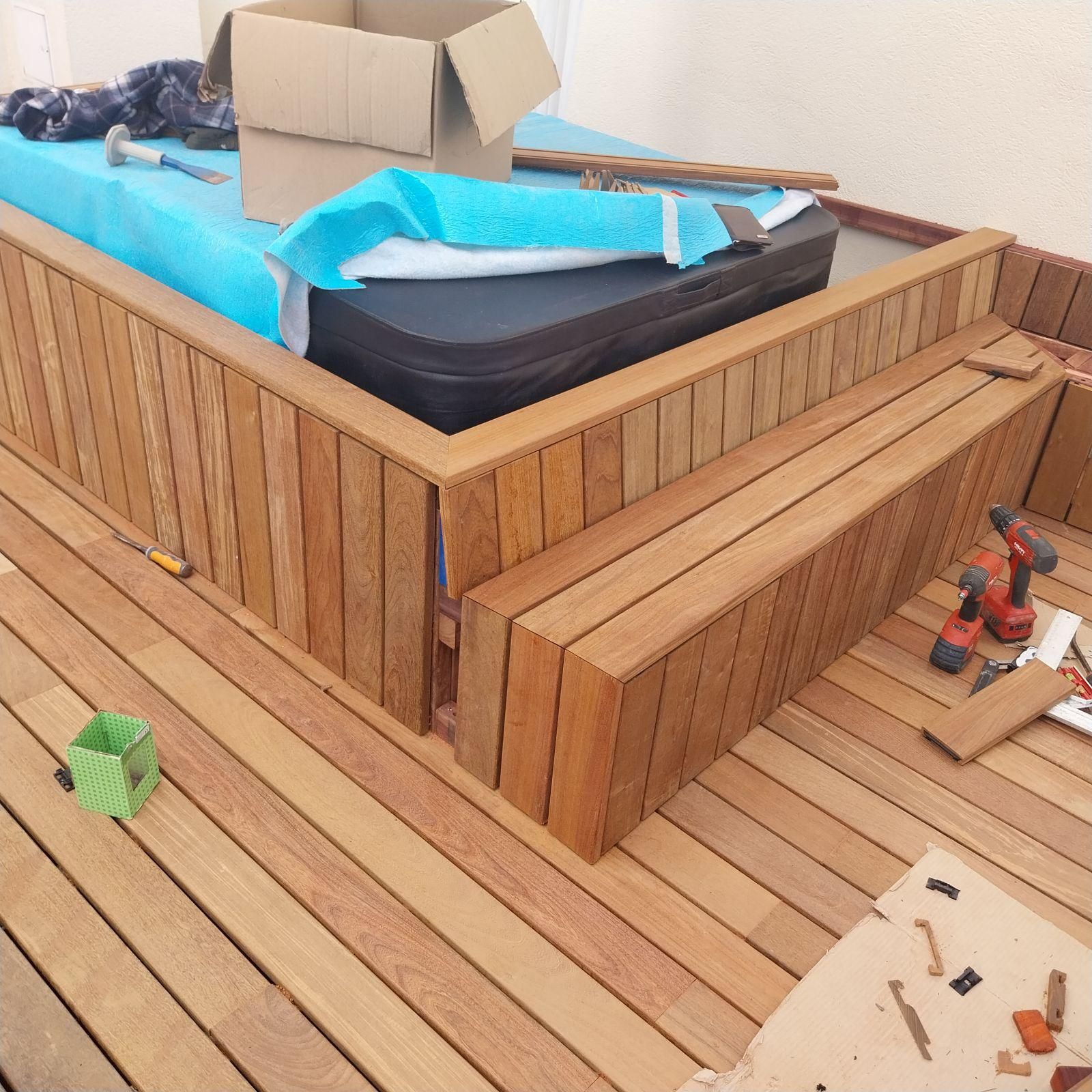 Terrasse en bois avec jacuzzi intégré, en construction.