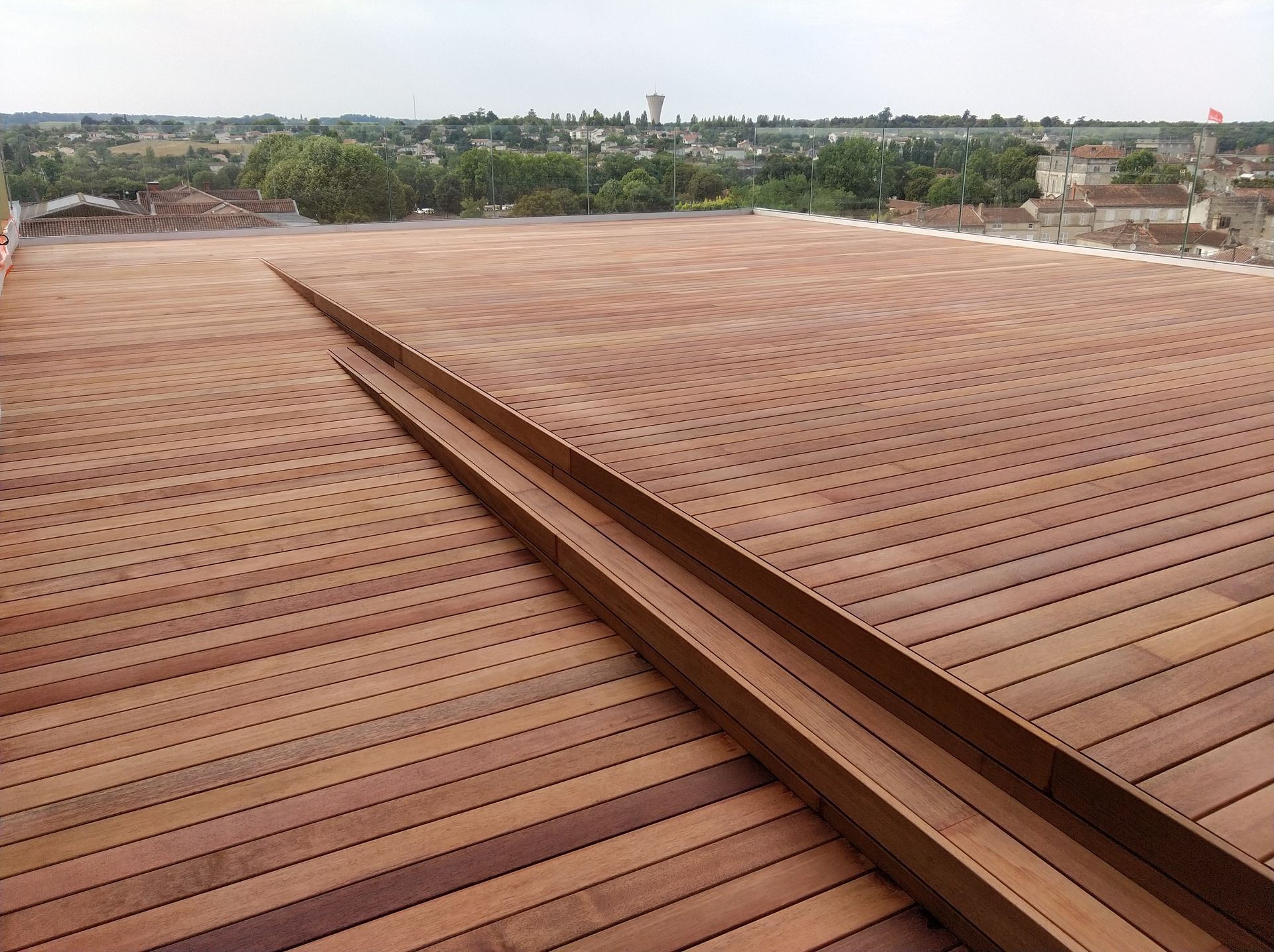 Terrasse en bois à motifs linéaires, planches brunes.