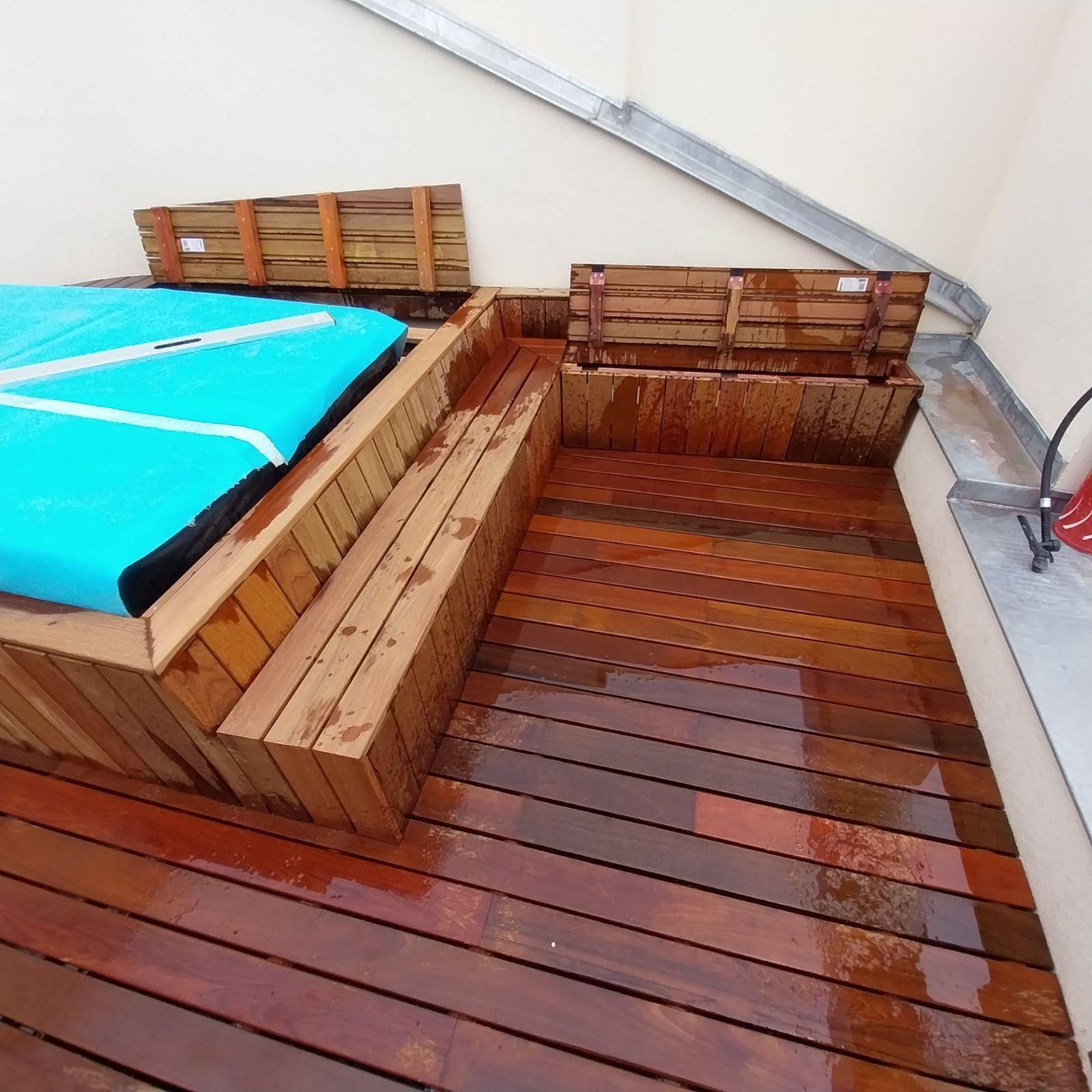 Terrasse en bois avec spa, bois brun, couverture bleue.