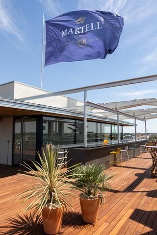 Bar sur le toit avec un drapeau Martell flottant.