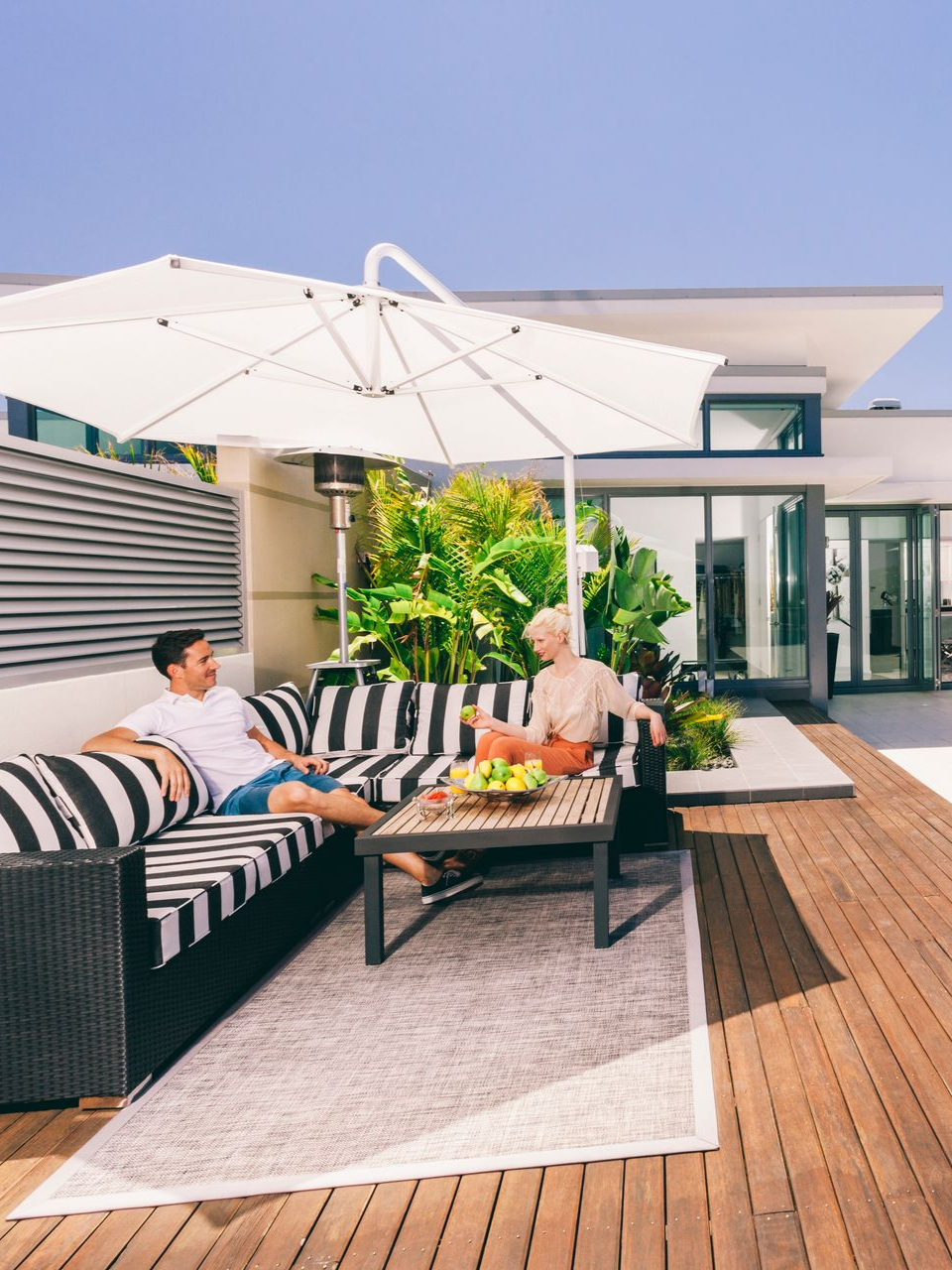 Terrasse sur le toit avec sièges, auvent et drapeau.