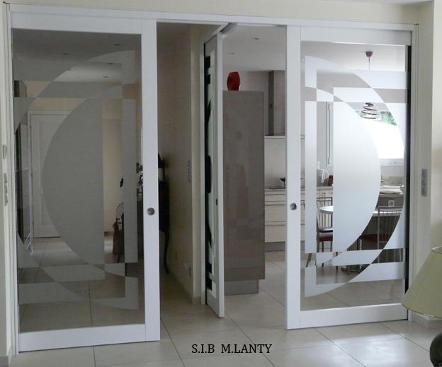 Porte ouverte transparente dans une maison donnant sur une cuisine