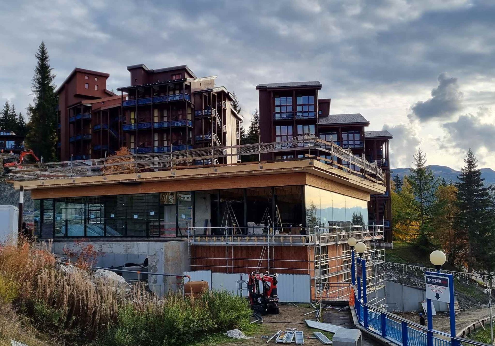 Réalisation d'une pose vitrages sur un immeuble à la façade vitrée