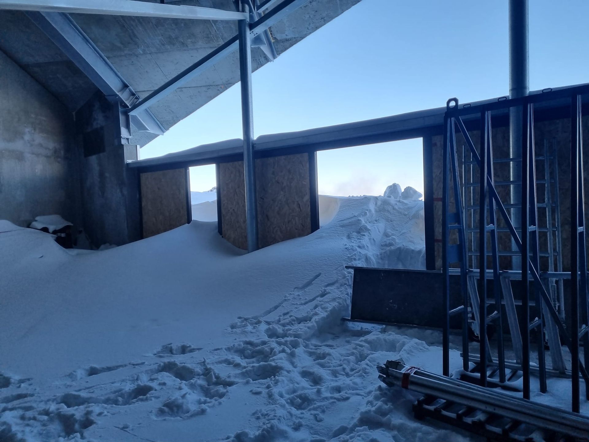 Chantier totalement enneigé en haute montagne