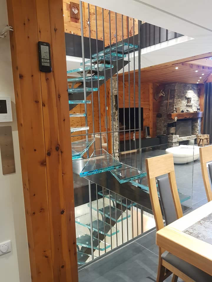Intérieur d'une maison avec escalier en verre