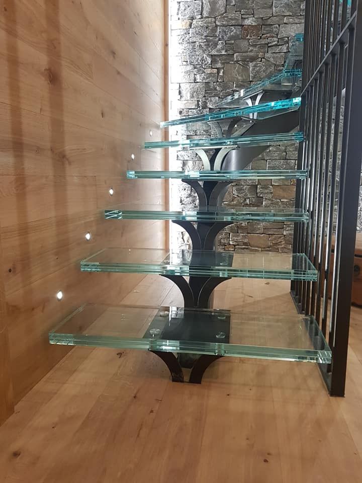 Escalier avec des marches en verre