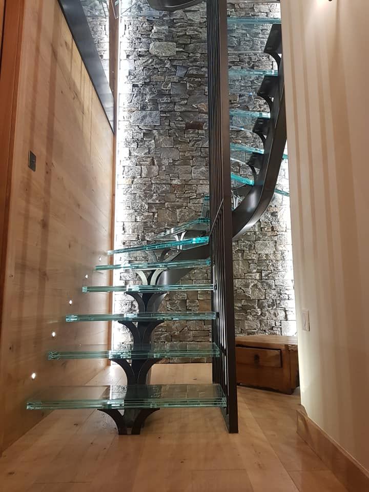 Escalier avec marchge en verre