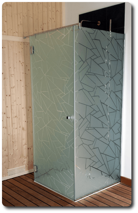 Une douche décorée avec des formes géométriques