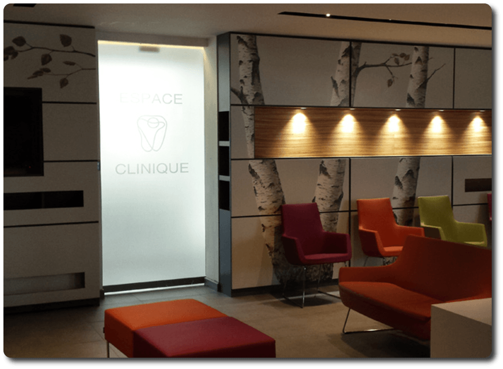 Salle d'attente décorée d'une clinique
