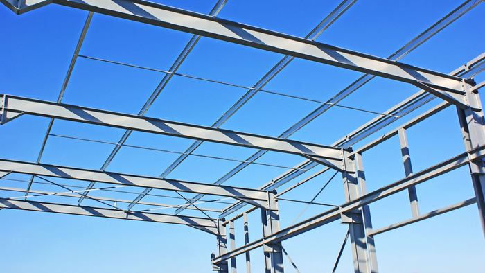 Charpente métallique en construction sur fond de ciel bleu dégagé