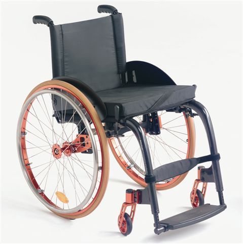 Silla de ruedas manual negra con ruedas naranjas y pequeñas ruedas delanteras giratorias sobre un fondo blanco.