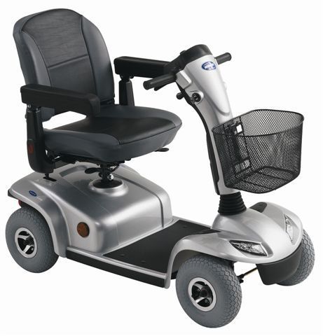 Scooter de movilidad plateado con asiento negro y cesta delantera sobre fondo blanco.