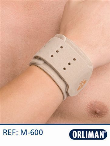 Muñequera color beige con correa ajustable.