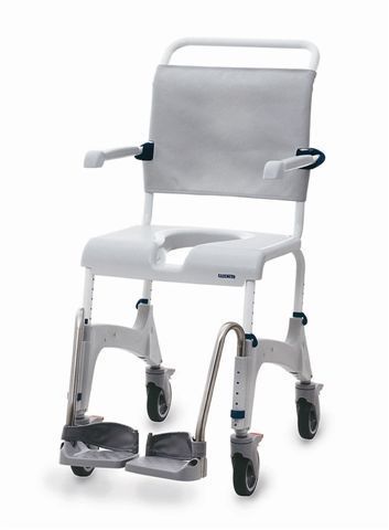 Silla de ruedas blanca con reposapiés delanteros y cuatro ruedas giratorias sobre un fondo liso.