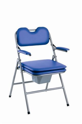Silla plegable azul con asiento y respaldo acolchados, reposabrazos y un cubo gris incorporado debajo.