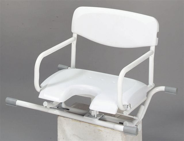 Silla de ducha blanca con reposabrazos y respaldo, montada sobre el inodoro en un baño.