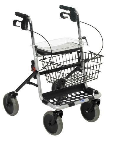 Andador de cuatro ruedas negro y plateado con asiento y cesta delantera.
