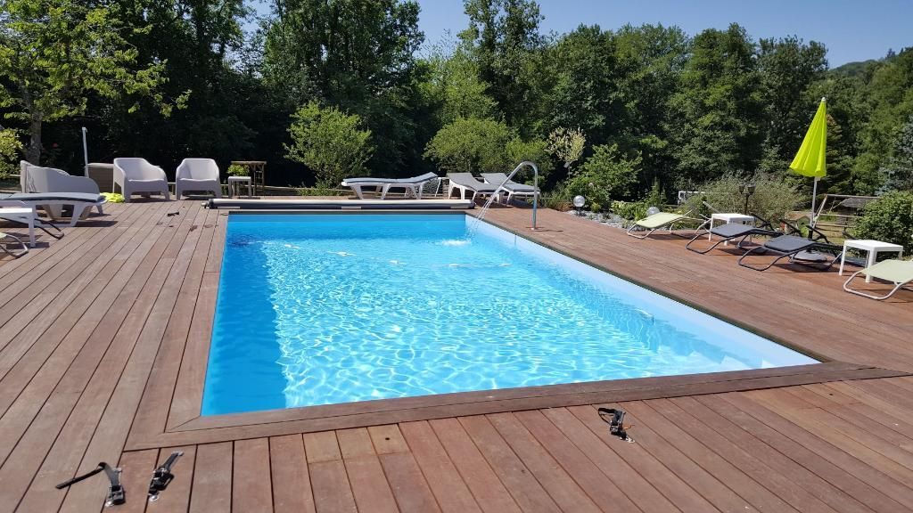 Contour piscine en bois