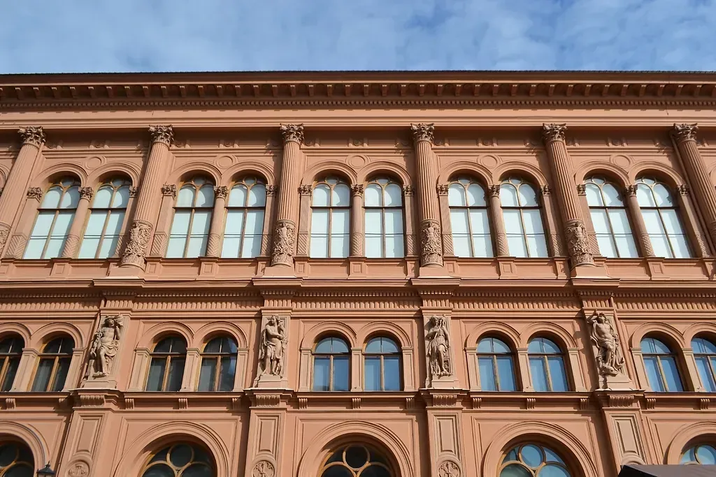 Un edificio grande con muchas ventanas.