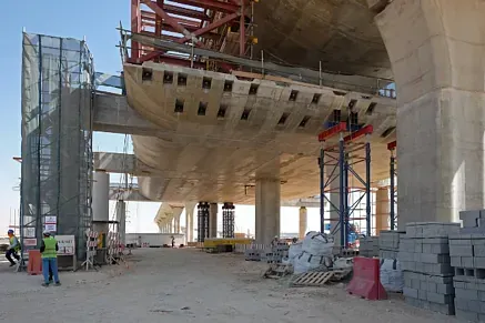 Se está construyendo un gran puente en el desierto.