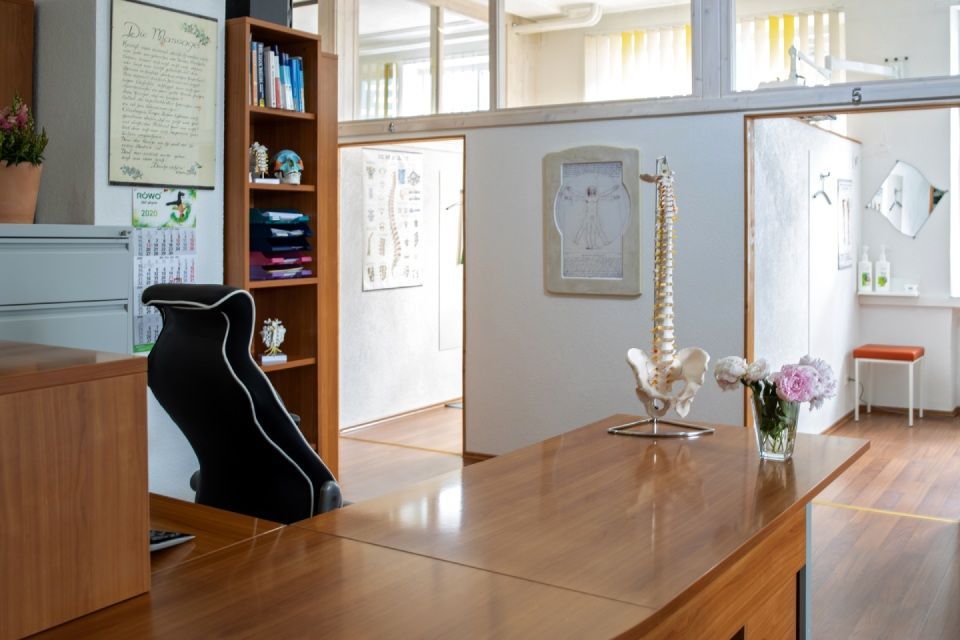 Behandlungszimmer Tisch