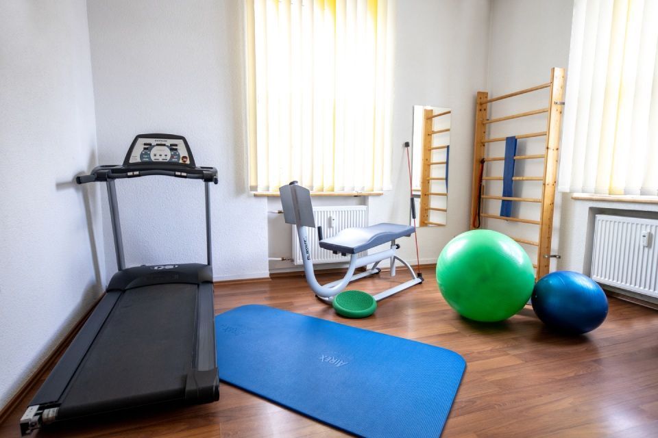 Yogamatte mit Gymnastikball und Laufband