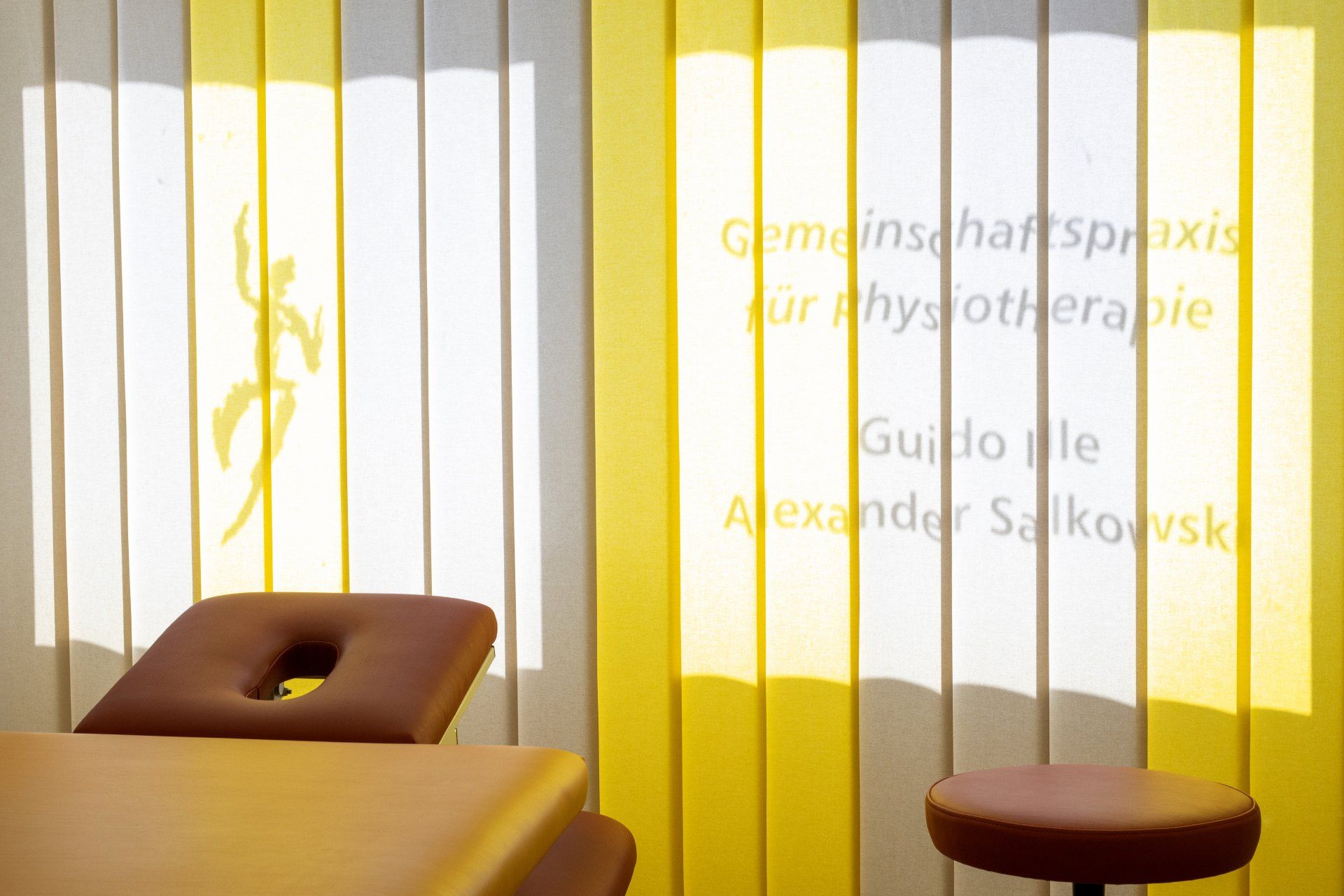 Behandlungsbett mit Praxisinfo