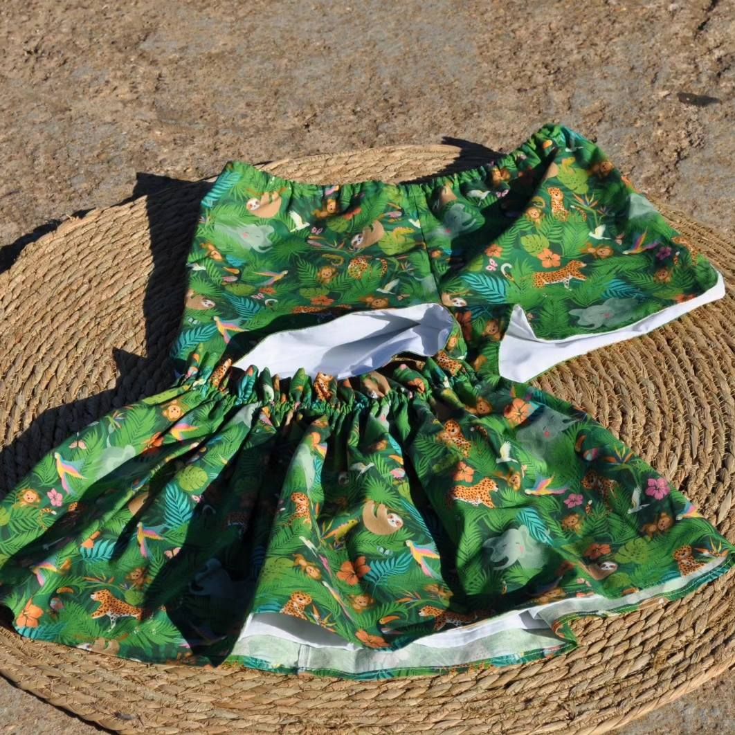 Una falda verde está sentada encima de una estera de mimbre.