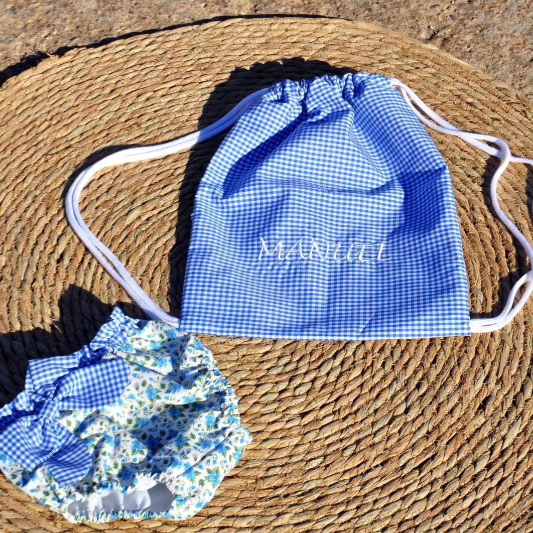 Una bolsa con cordón a cuadros azules y blancos con el nombre Minute bordado.