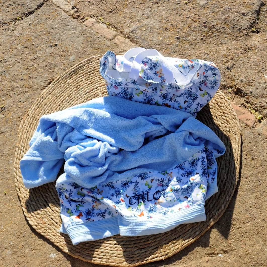 Una manta azul con el nombre Chloe.