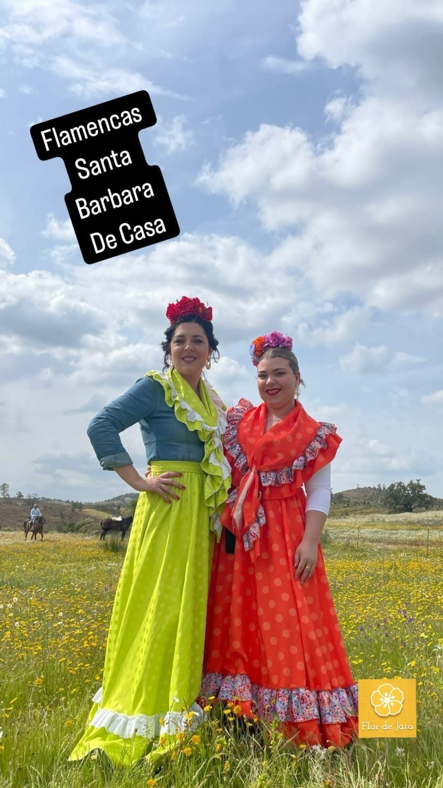 Dos mujeres están paradas una al lado de la otra en un campo de flores.