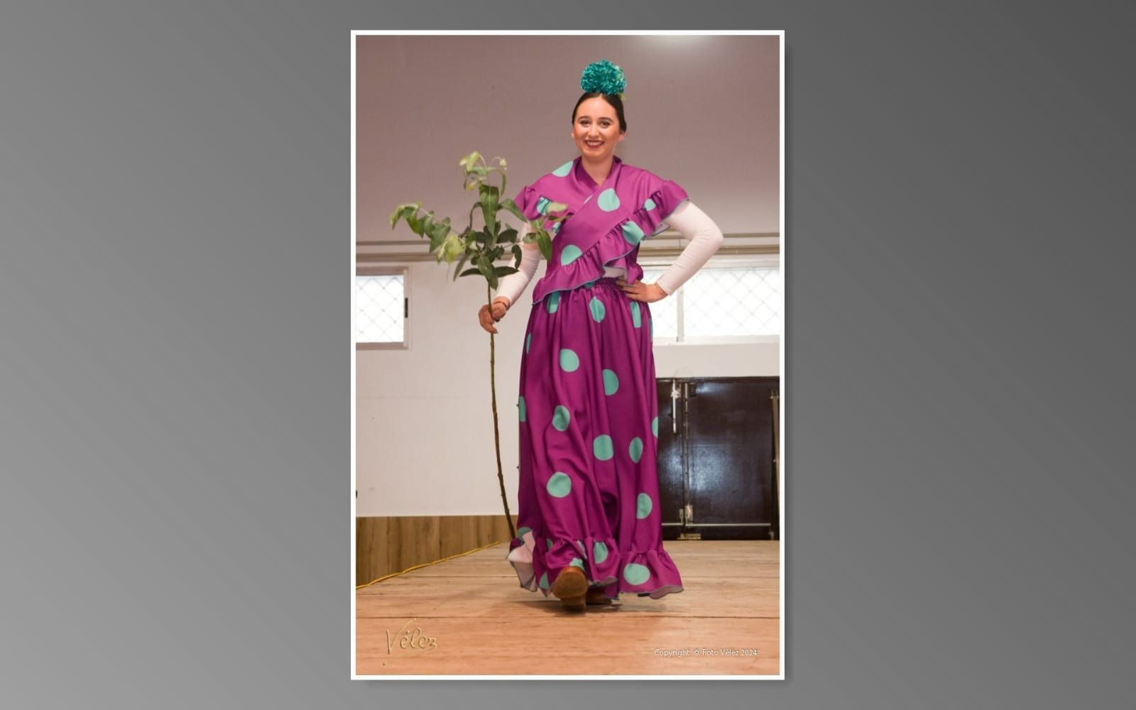 Una mujer con un vestido morado sostiene una planta.