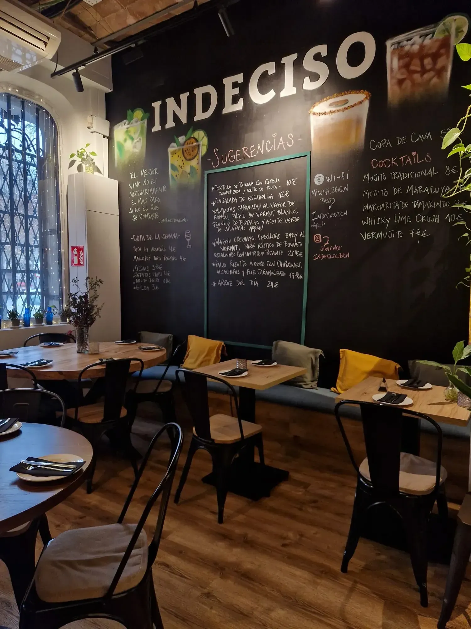 Barra de bar con botellas de cerveza, frascos de vidrio con rodajas de cítricos secos y aceitunas.