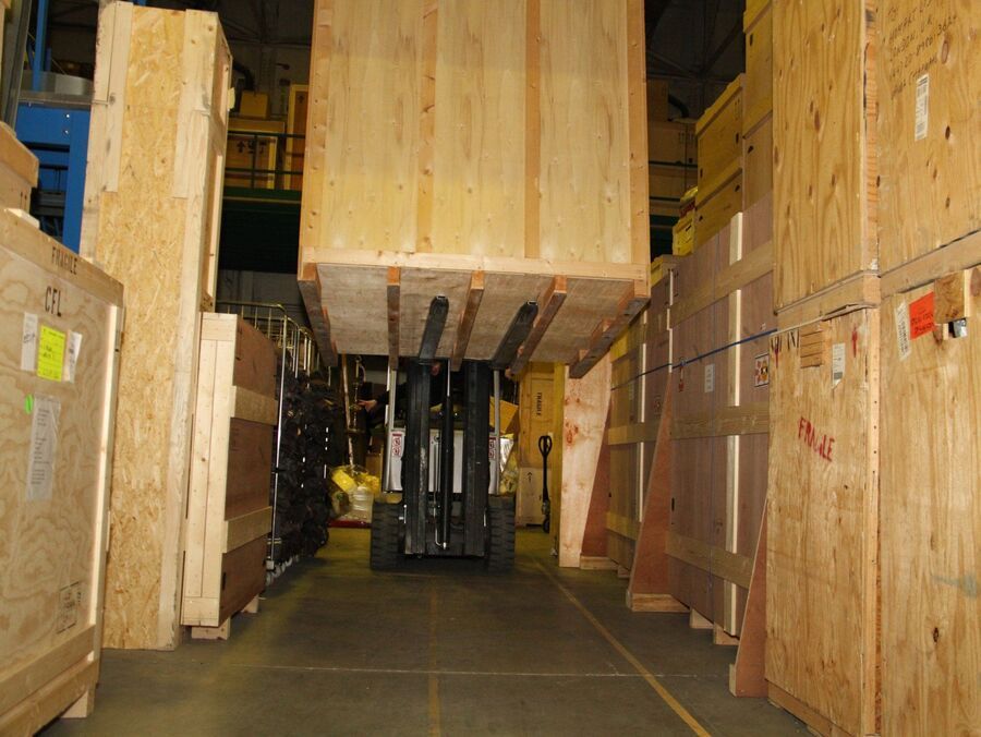 Conteneurs en bois sécurisés dans un entrepôt