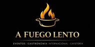 Logotipo con una llama dorada sobre un cuenco y el texto “A FUEGO LENTO” sobre un fondo negro.