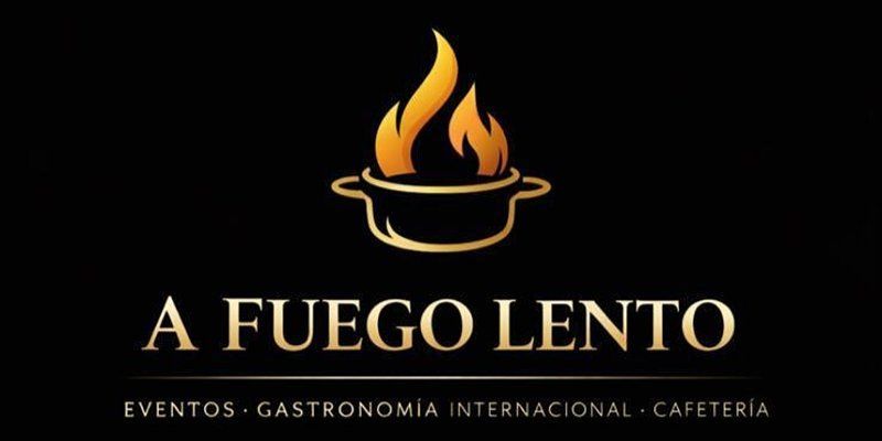 Logotipo con una llama dorada sobre un cuenco y el texto &ldquo;A FUEGO LENTO&rdquo; sobre un fondo negro.