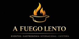 Logotipo con una llama dorada sobre un cuenco y el texto “A FUEGO LENTO” sobre un fondo negro.