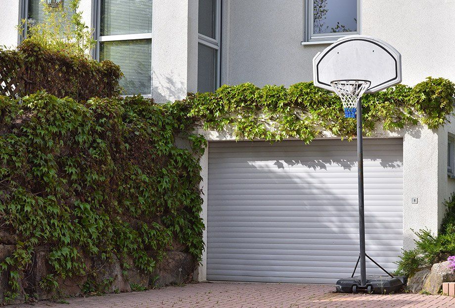 Panier de basquet devant la porte d'un garage