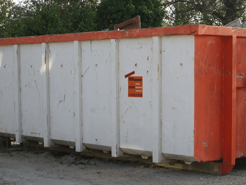 Containers blanc et orange posé sur le sol