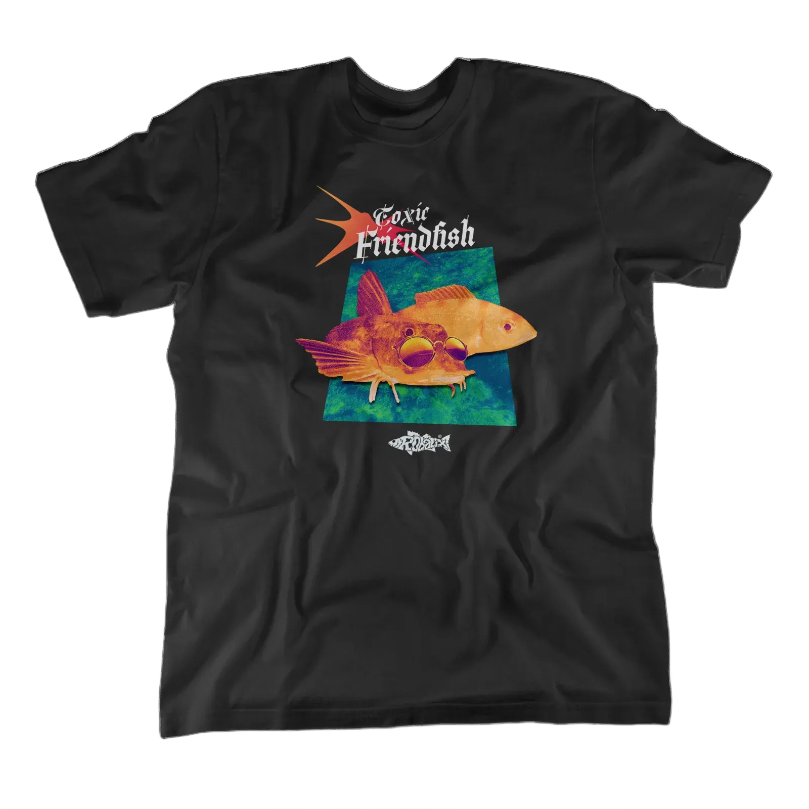 Una camiseta negra con un gráfico estilizado de dos peces sobre el texto 