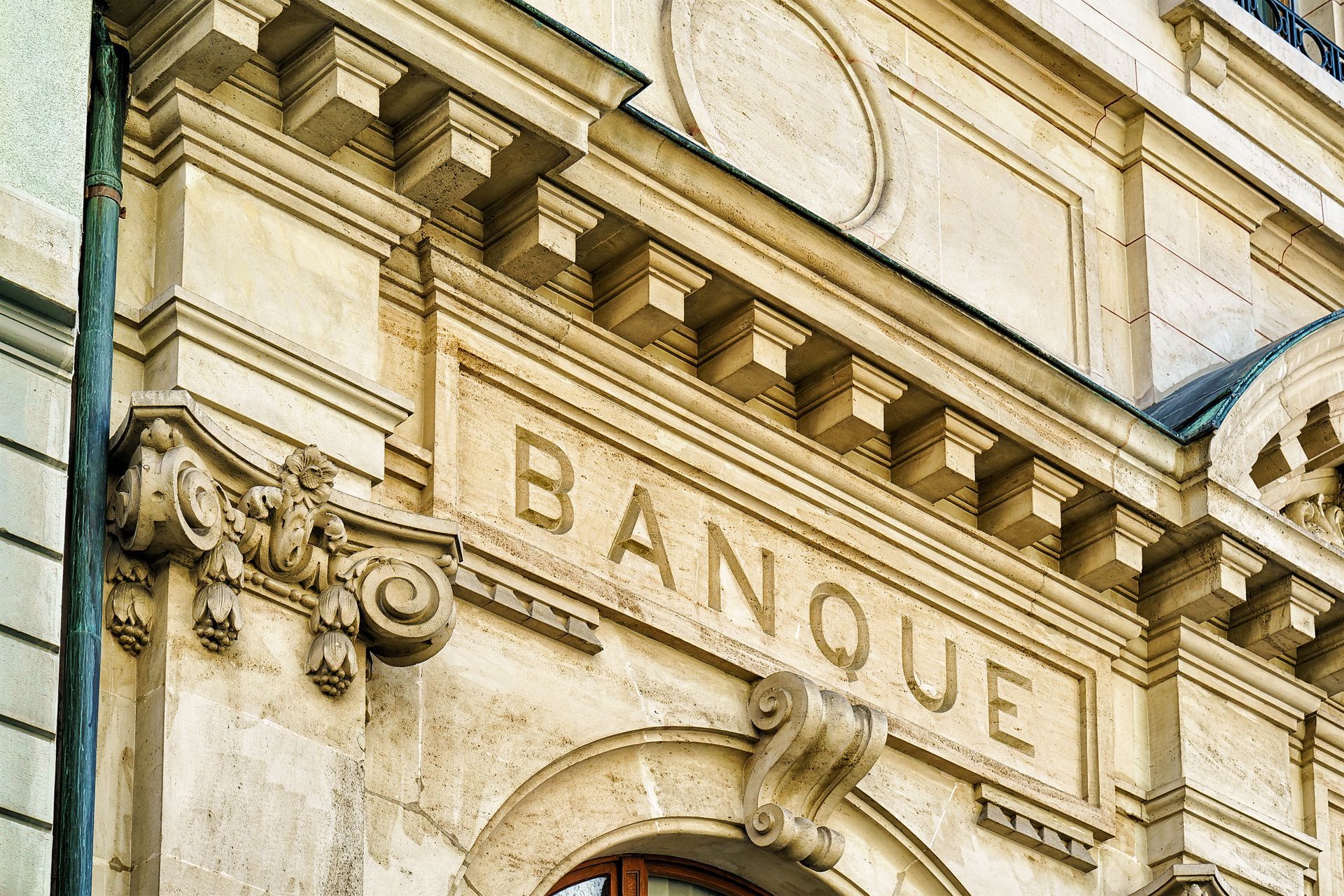 Façade de banque en pierre.