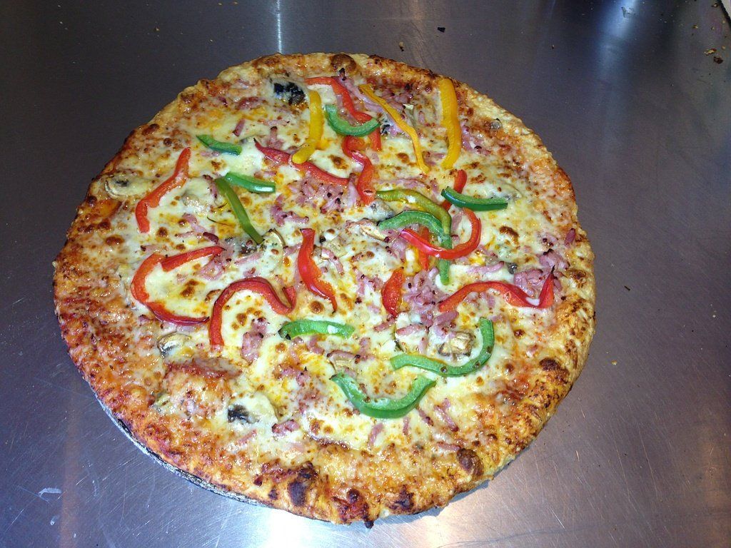 Pizza base crème fraîche avec poivrons rouges et verts