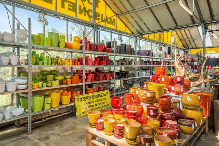 Rayon de poterie dans le magasin