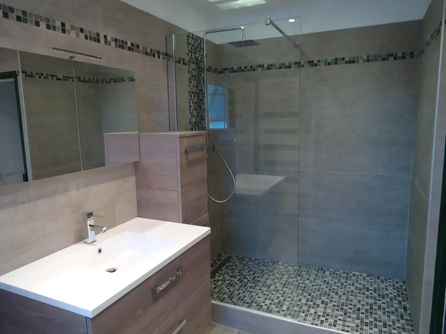 Salle de bains avec faïence