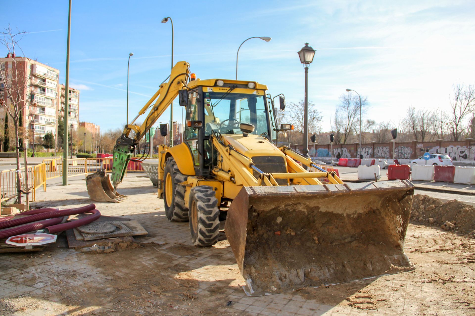 Retroexcavadora amarilla en un sitio de construcción
